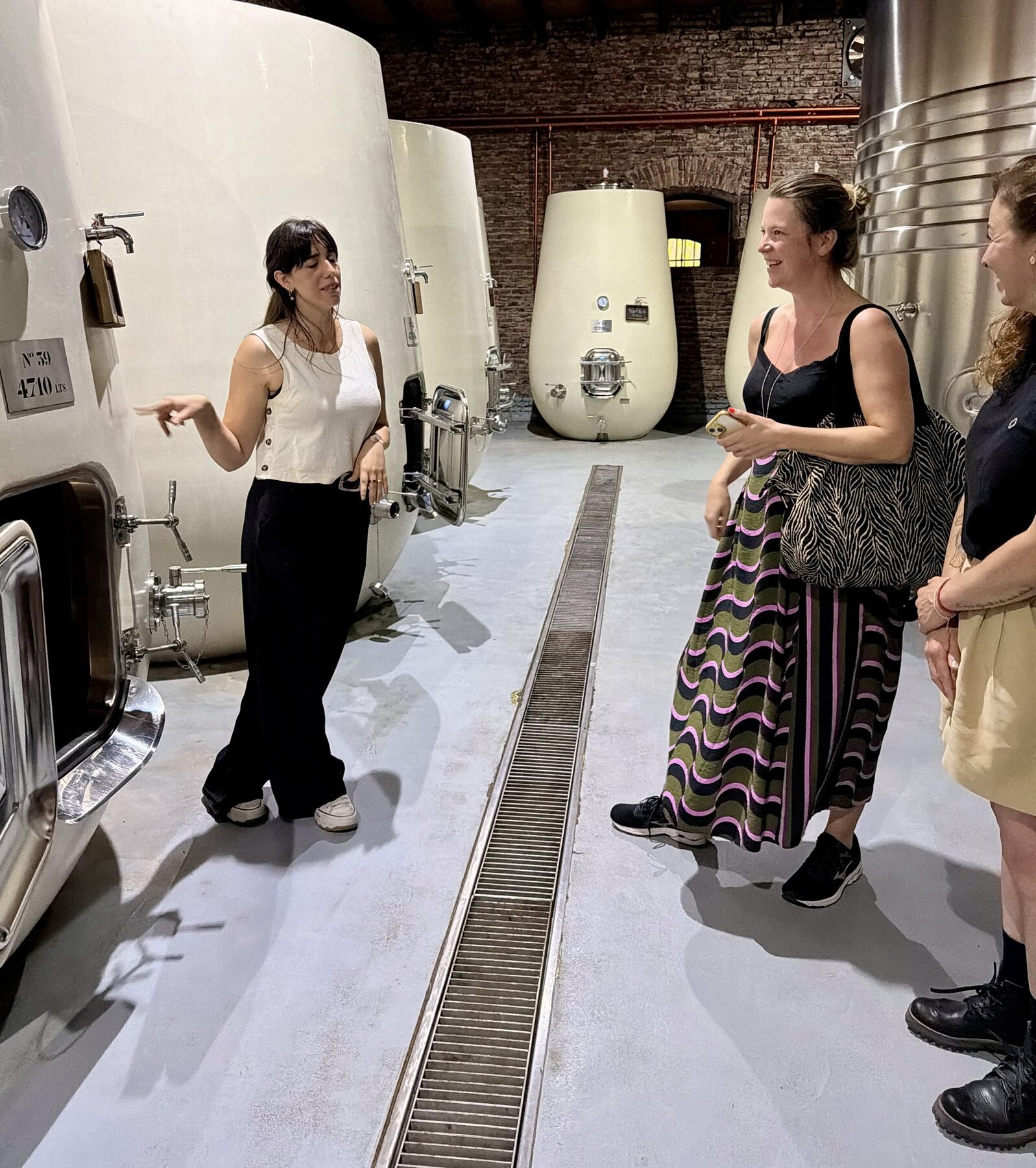 Amanda Barnes MW durante su visita a la sala de elaboración