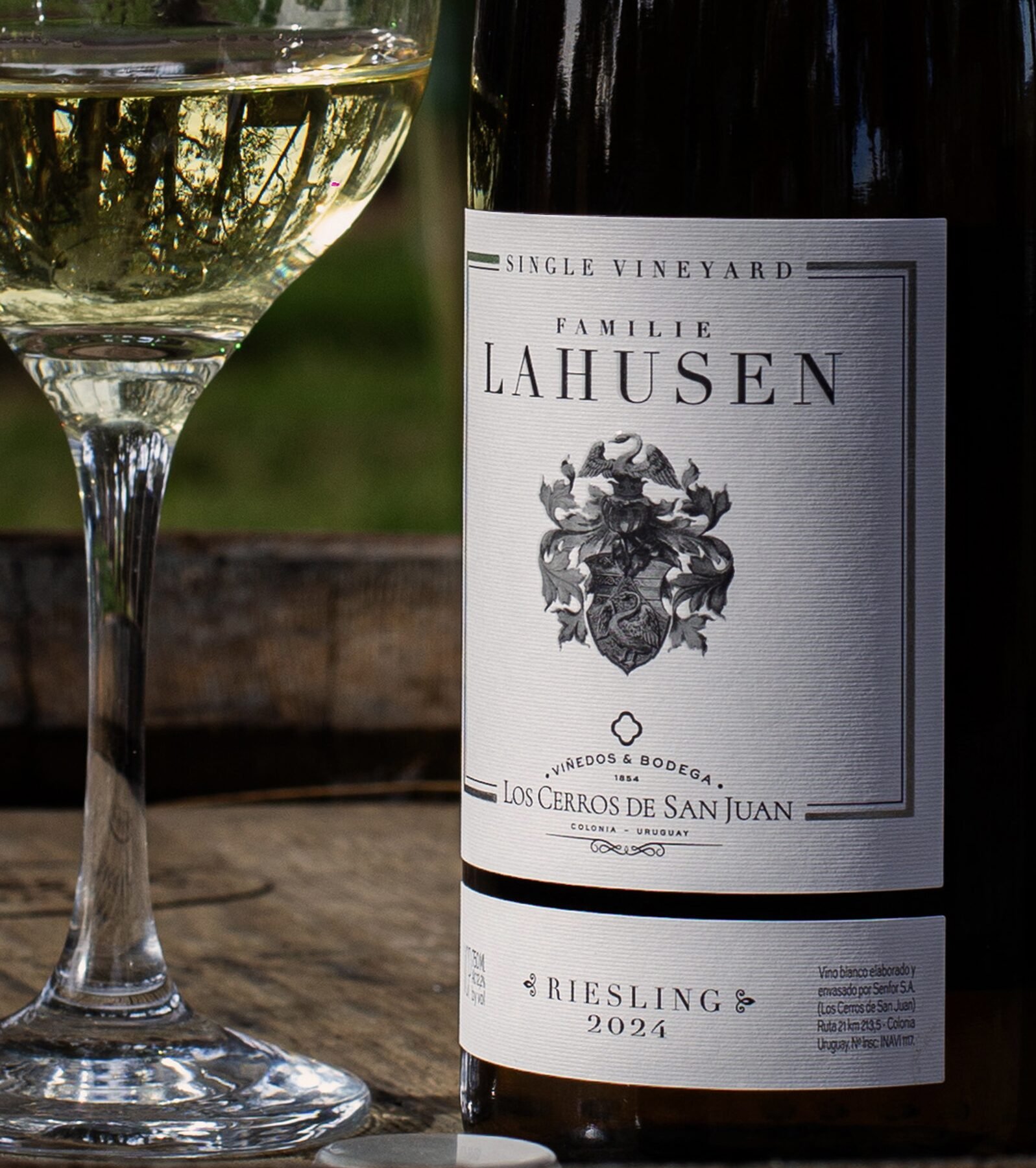 Lahusen Riesling 2024 servido junto a una copa de vino blanco