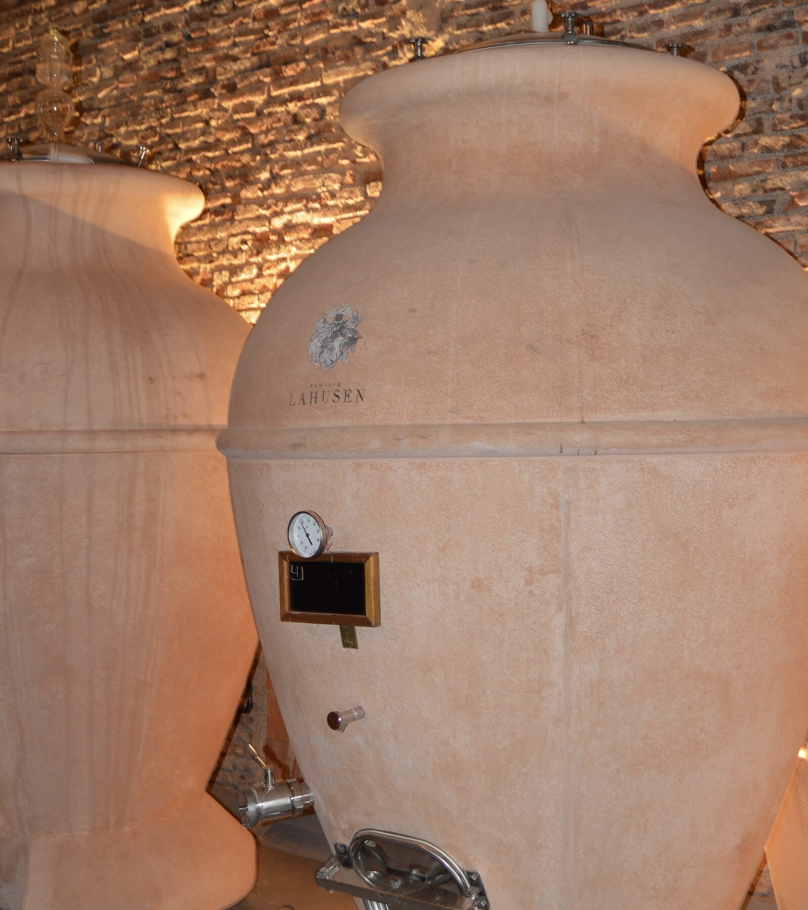 Tinajas de la línea Lahusen en la bodega histórica