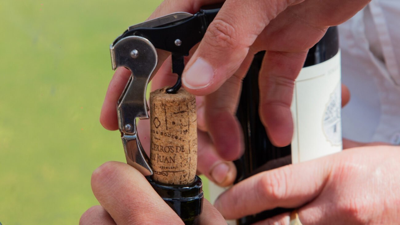 Detalle del descorche de una botella de vino de Los Cerros de San Juan