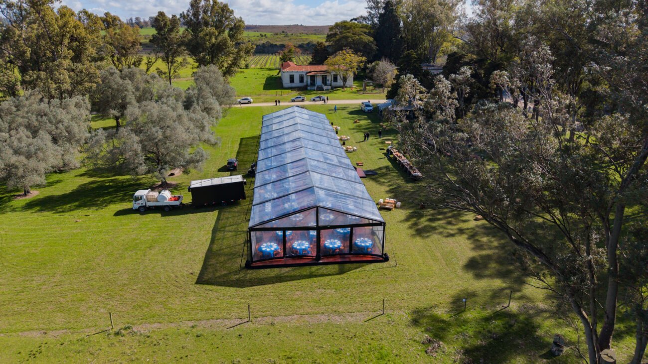 Vista aérea de una carpa para eventos entre los jardines y viñedos de Los Cerros de San Juan