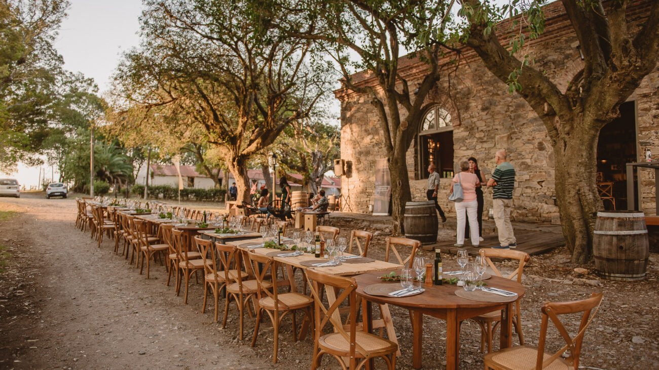 Mesas preparadas para una celebración al aire libre frente al Almacén de Piedra